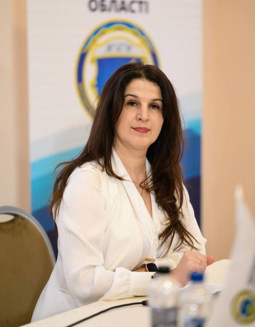 Детальніше про статтю 🎂 10.04.2026 — Щирі Вітання з Днем Народження, голову відділення НПУ України в Закарпатській області,  приватного нотаріуса Семен Євгенію Вікторівну!