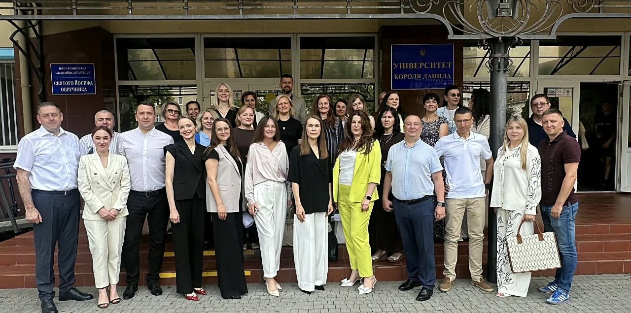 Детальніше про статтю ІІ Західноукраїнський форум з питань фінансового моніторингу для нотаріусів, який відбувся в м. Івано-Франківську.