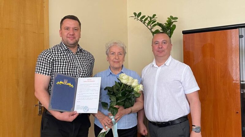 Щира вдячність за багаторічну, віддану та високопрофесійну працю Бучацькій Людмилі Володимирівні